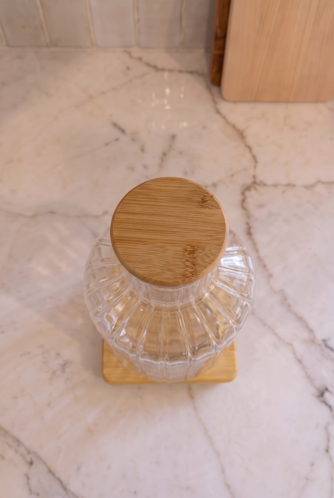 Akasya Kapaklı Vakumlu Cam Sürahi ve Top Ayaklı Bambu Stand Seti - 1350 ml