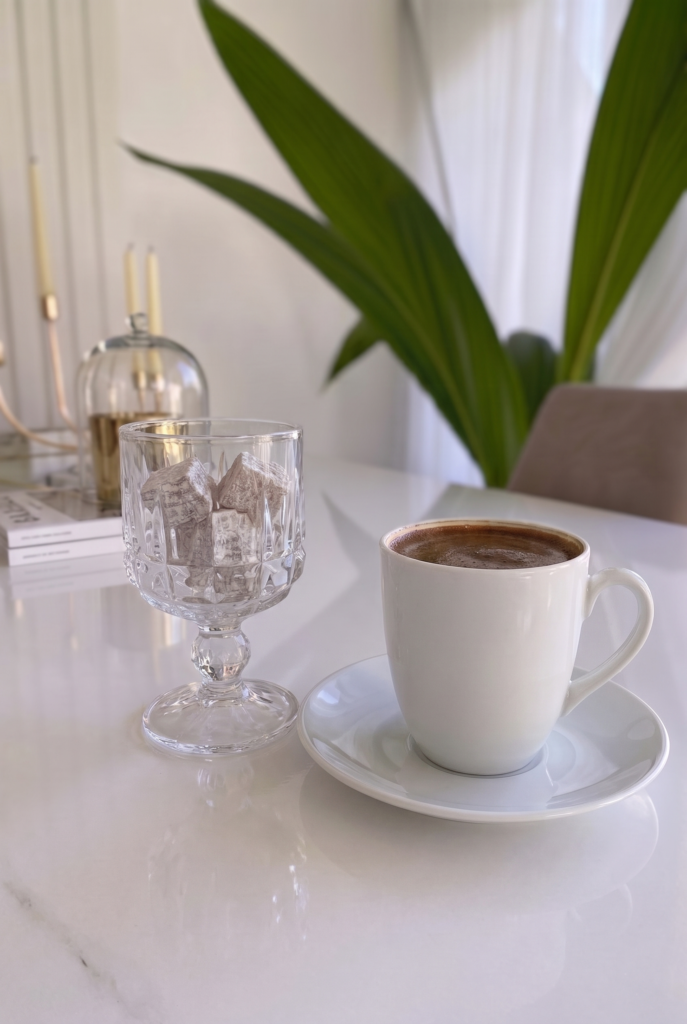 6'lı Kare Kristal Desenli Ayaklı Cam Lokumluk Kahve Yanı Sunumluk Seti – Kalın Cam Şeffaf İkramlık, Çikolatalık, Mini Tatlı Sunum Kasesi, Dekoratif Cam Sunumluk