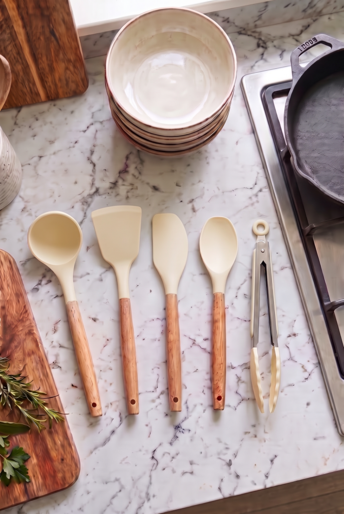 Bambu Saplı Beyaz Silikon Servis Seti 5 Parça | Yanmaz Yapışmaz Silikon Mutfak Gereçleri | Kepçe, Spatula, Kaşık ve Kilitli Mutfak Maşası