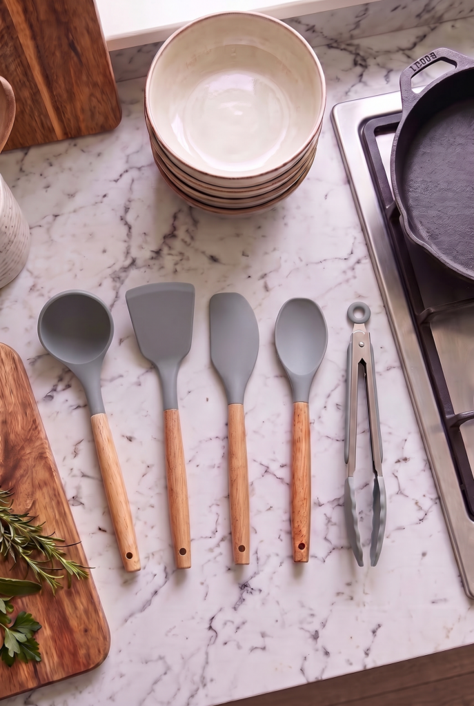 Bambu Saplı Gri Silikon Servis Seti 5 Parça | Yanmaz Yapışmaz Silikon Mutfak Gereçleri | Kepçe, Spatula, Kaşık ve Kilitli Mutfak Maşası