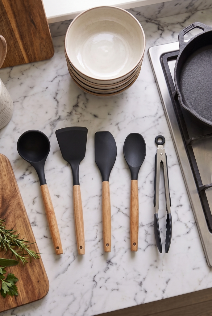 Bambu Saplı Siyah Silikon Mutfak Servis Seti 5 Parça | Yanmaz Yapışmaz Silikon Uçlu Kepçe, Spatula, Kaşık ve Kilitli Mutfak Maşası | Premium Kalite