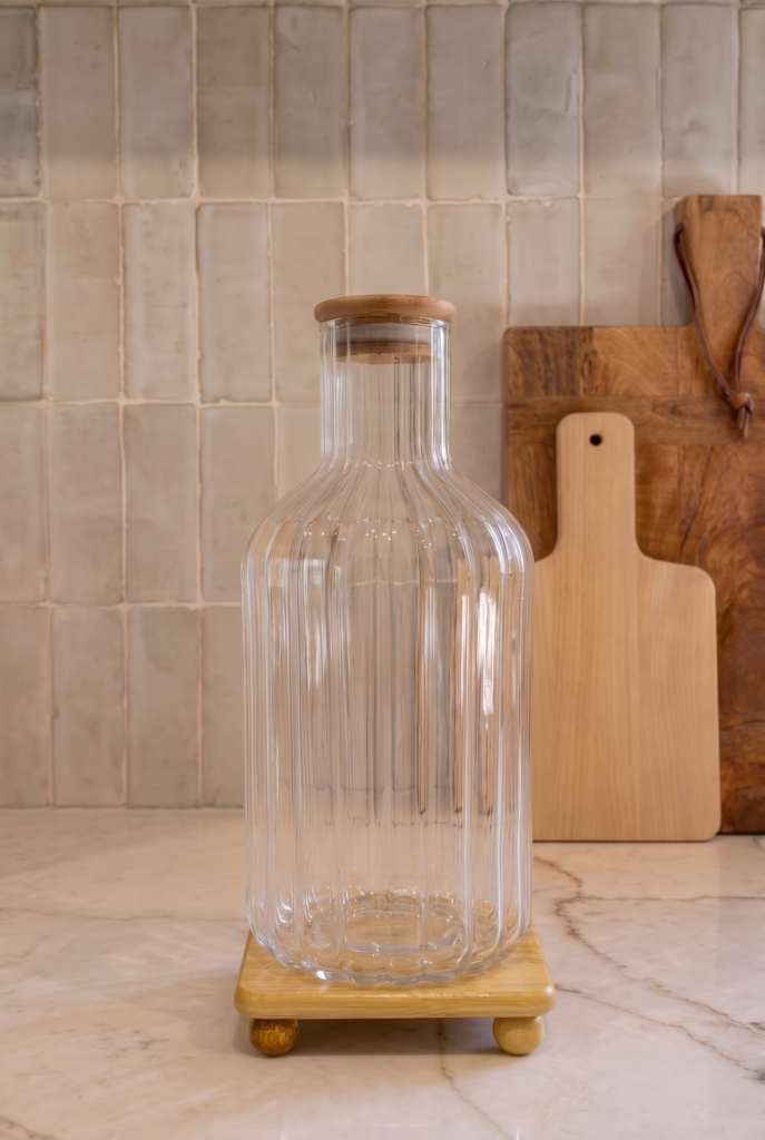 Akasya Kapaklı Vakumlu Cam Sürahi ve Top Ayaklı Bambu Stand Seti - 1350 ml
